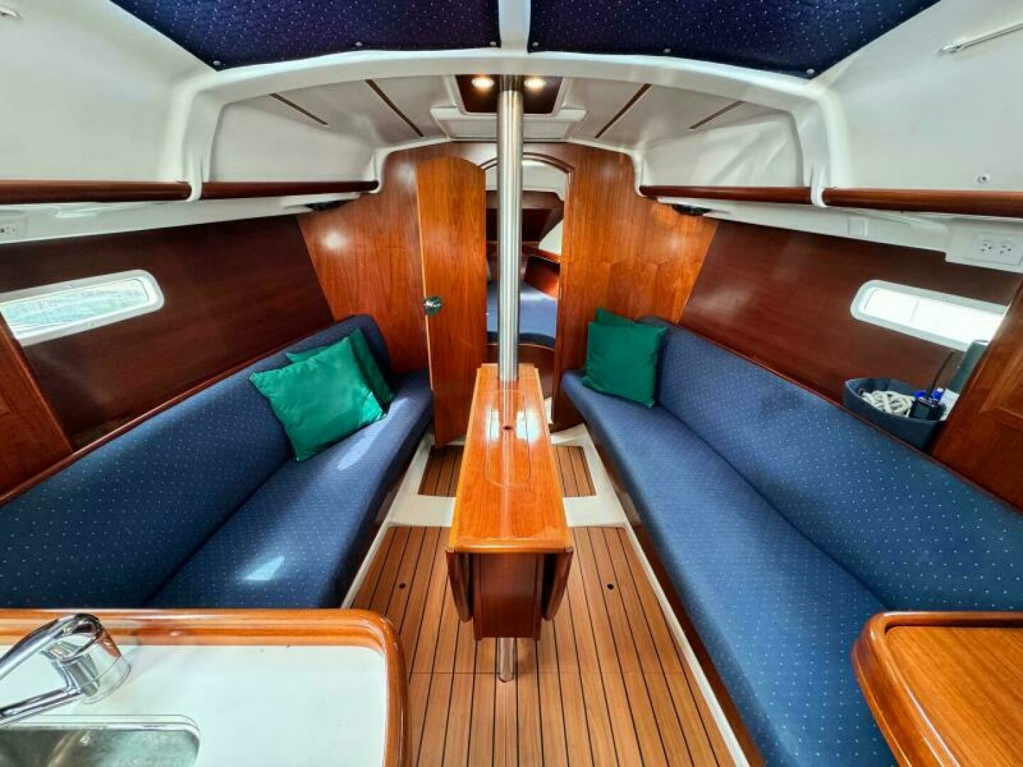 2004 Beneteau 323 32