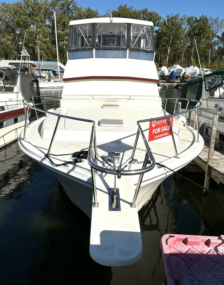 1987 Viking Motor Yacht — photograph 2