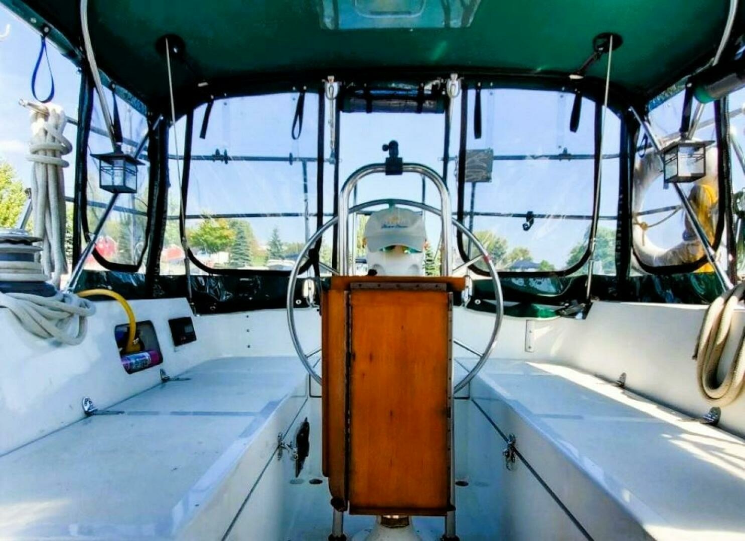 1989 Brewer 35 ARAGOSA CUTTER — photograph 2