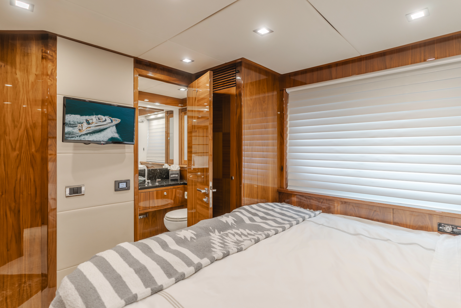 2011 Sunseeker 88 Yacht