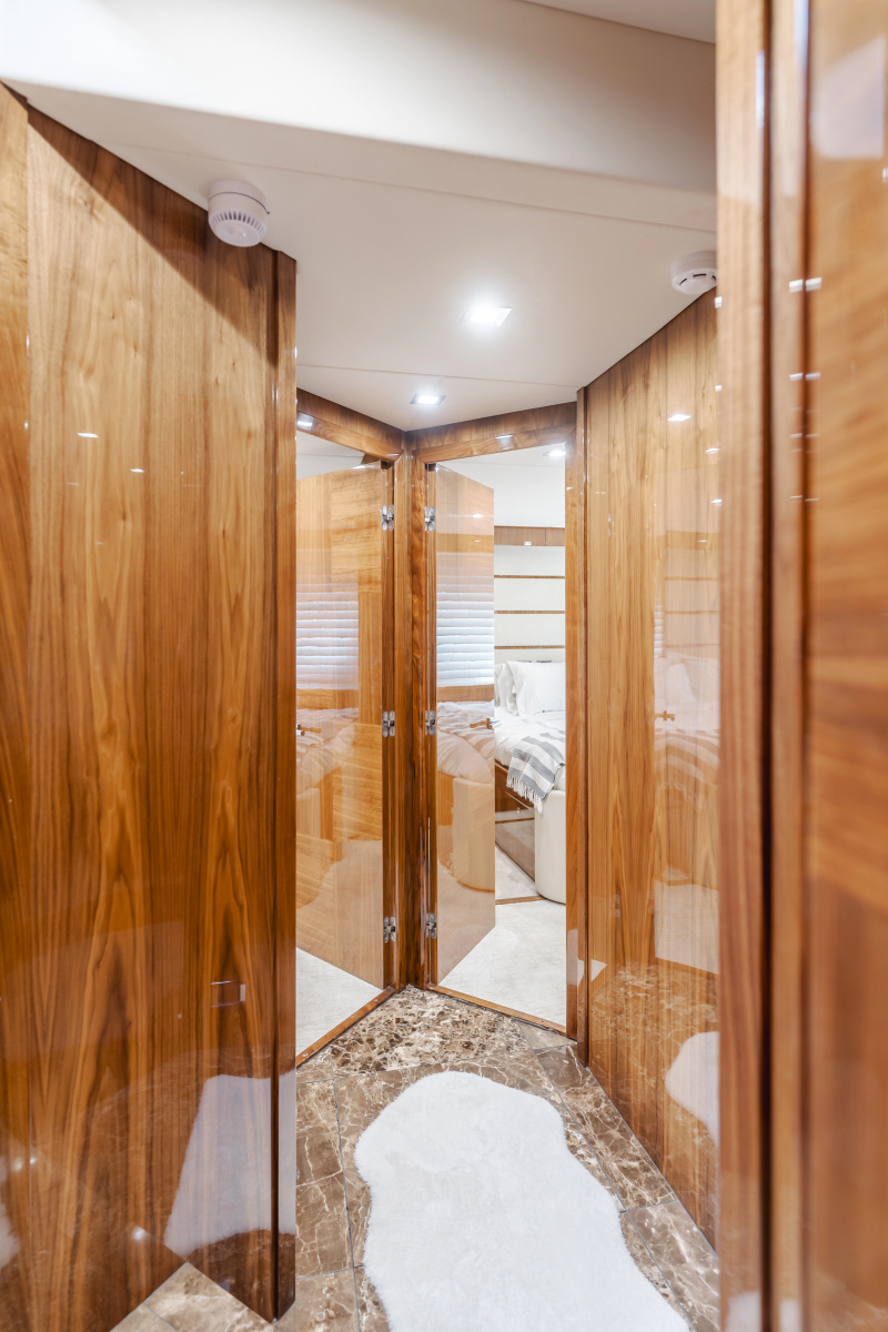 2011 Sunseeker 88 Yacht
