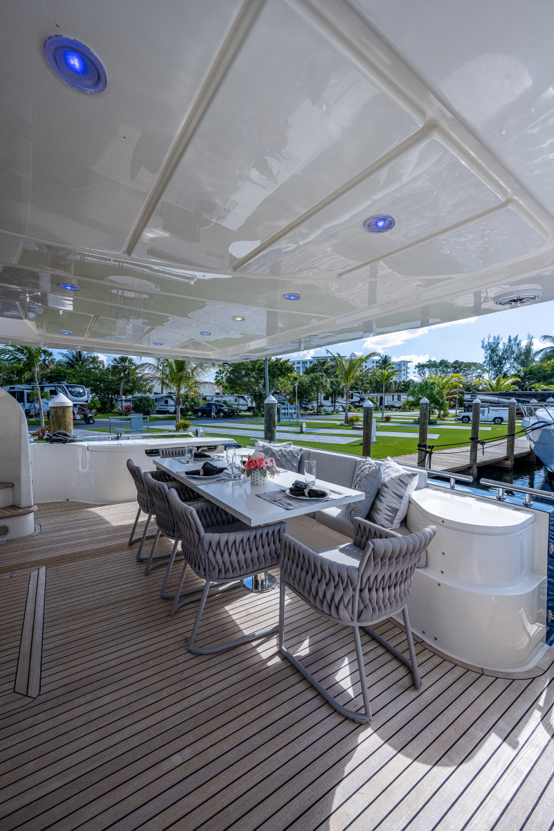 83' 2006 Ferretti Yachts 830