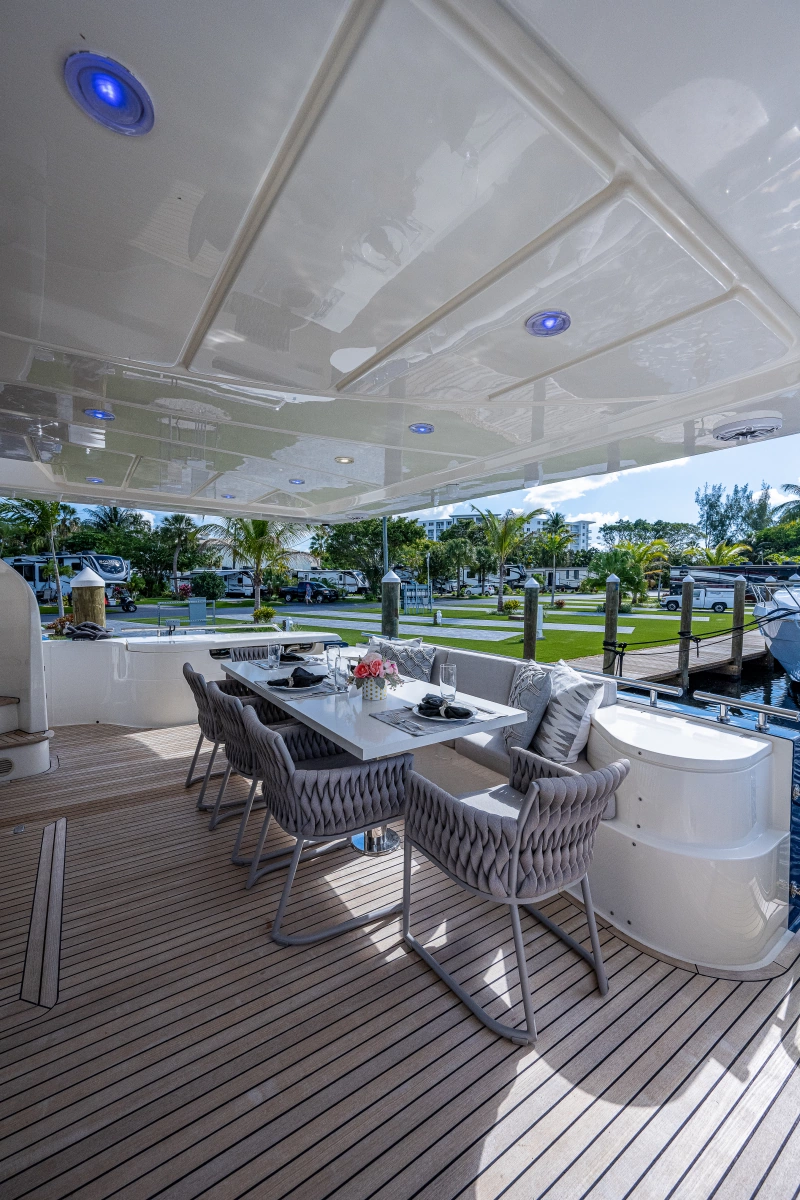 2006 Ferretti Yachts 830