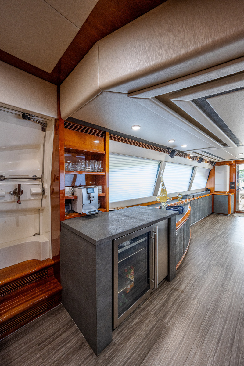 83' 2006 Ferretti Yachts 830