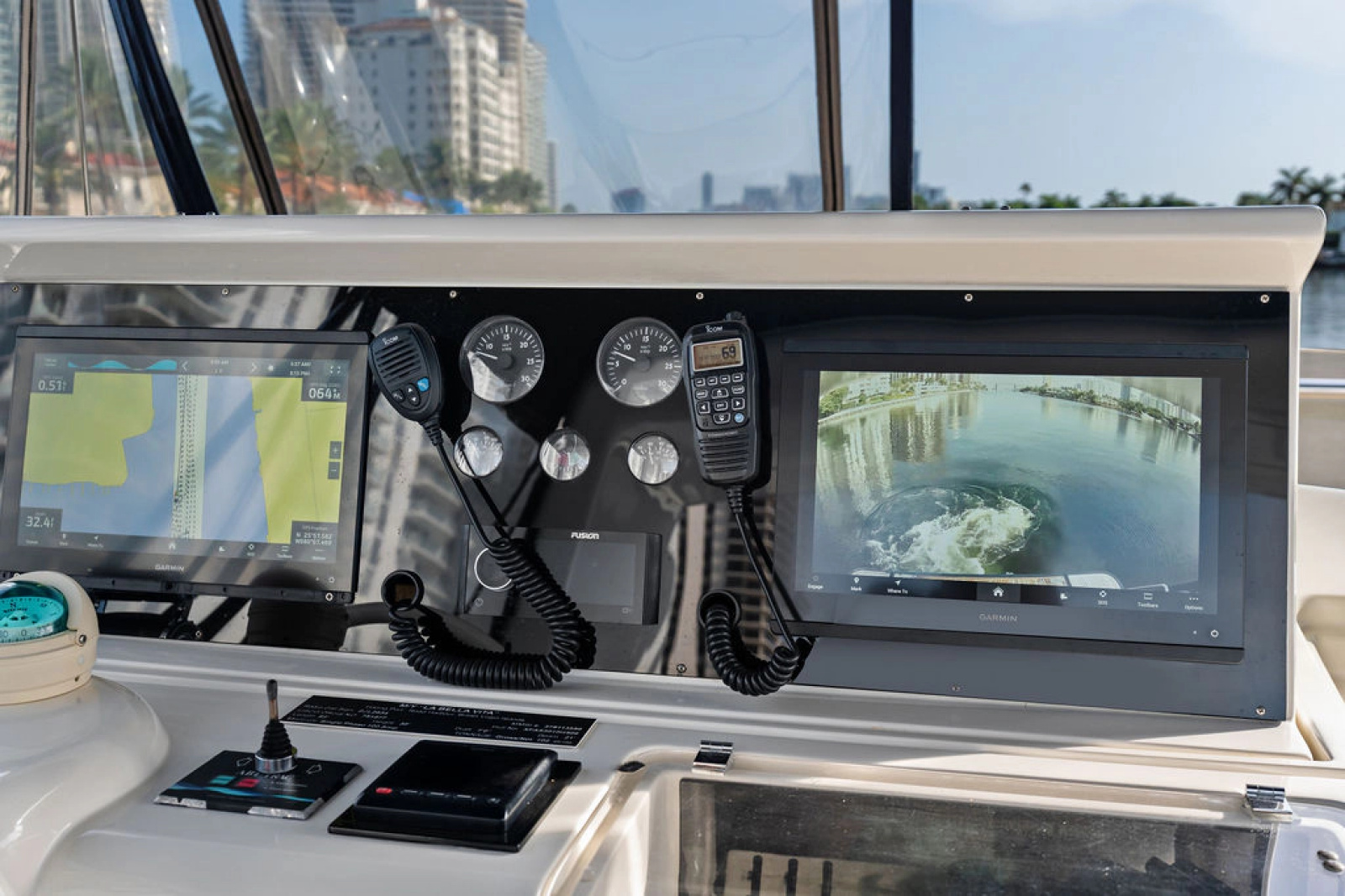 83' 2006 Ferretti Yachts 830