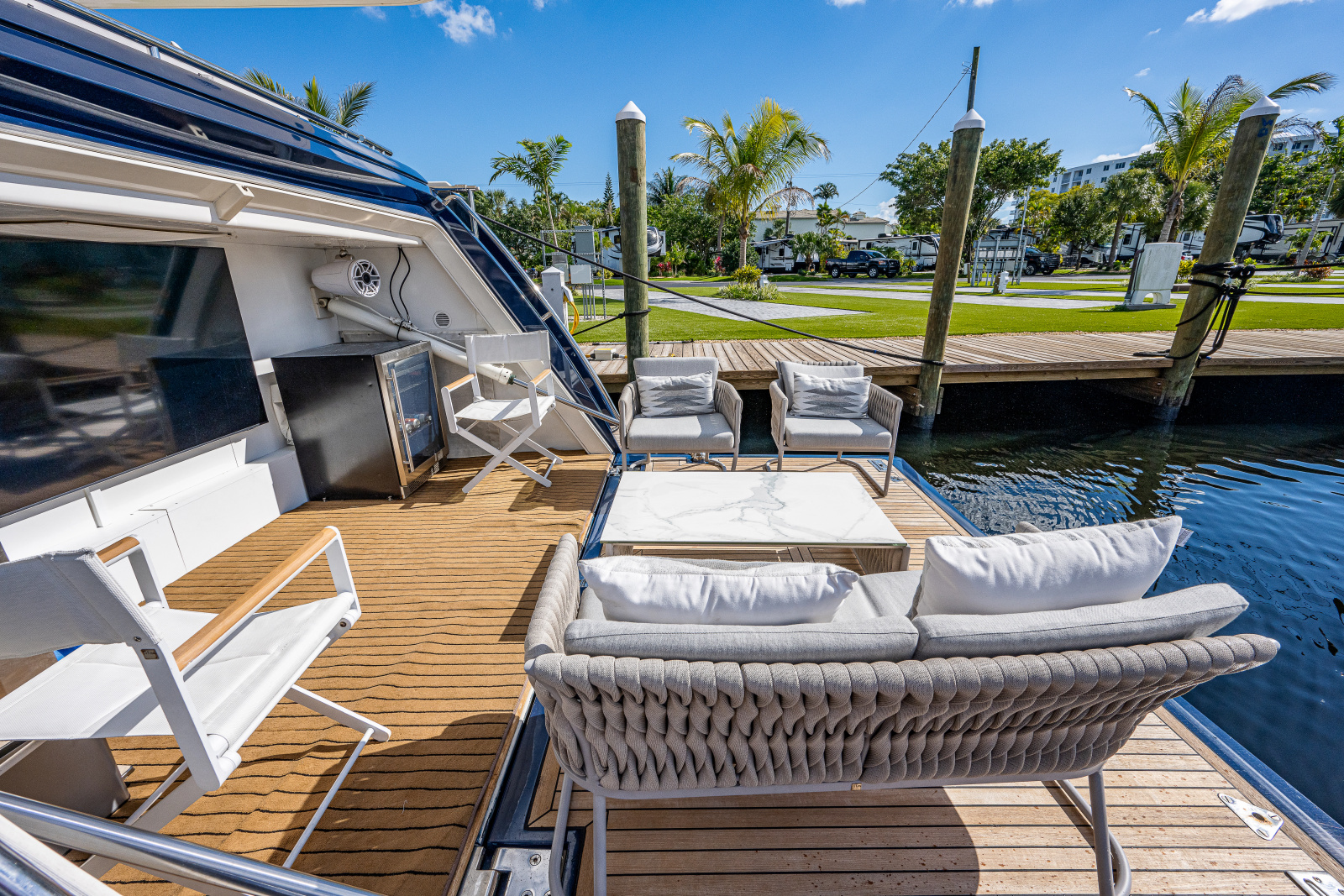83' 2006 Ferretti Yachts 830