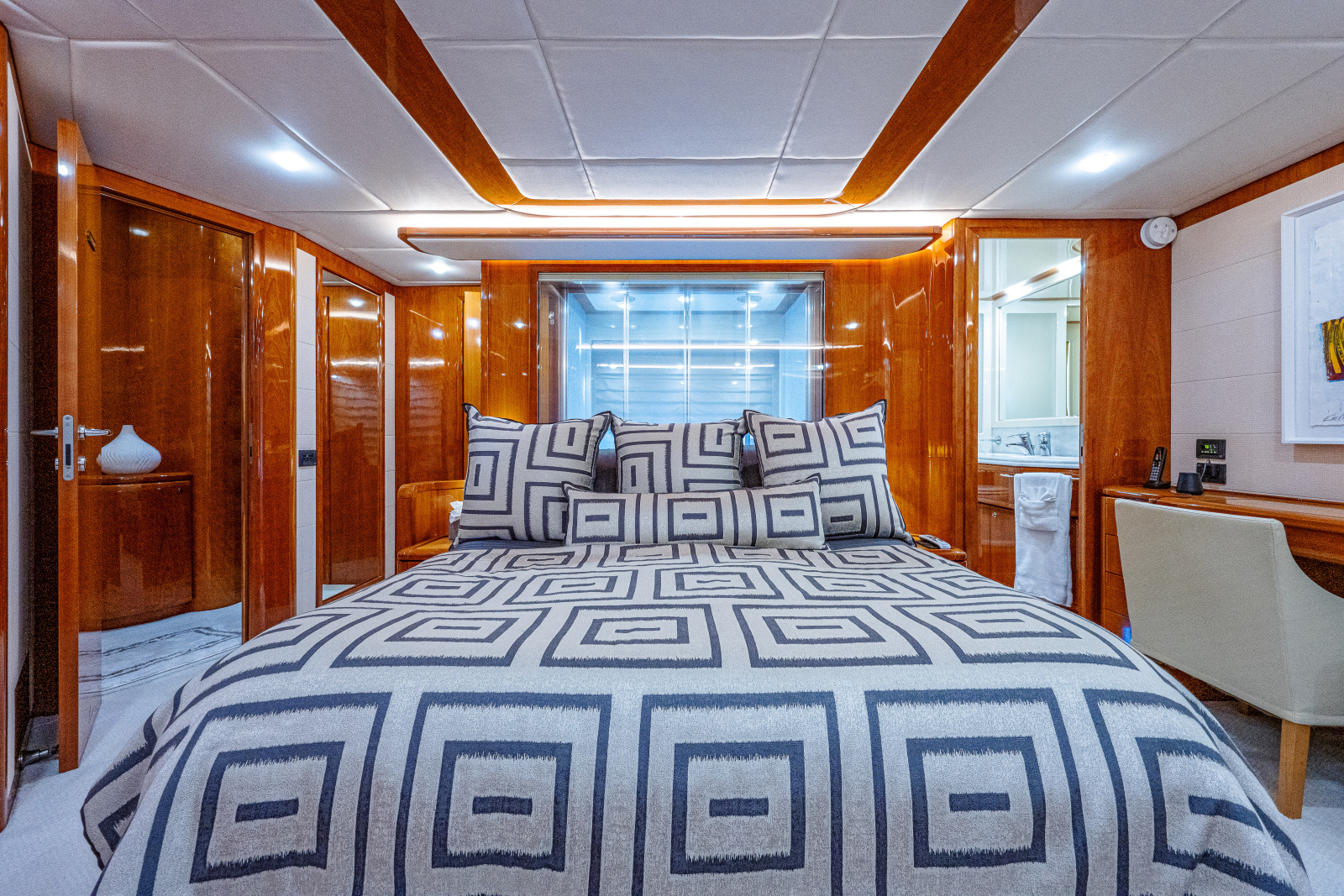 83' 2006 Ferretti Yachts 830