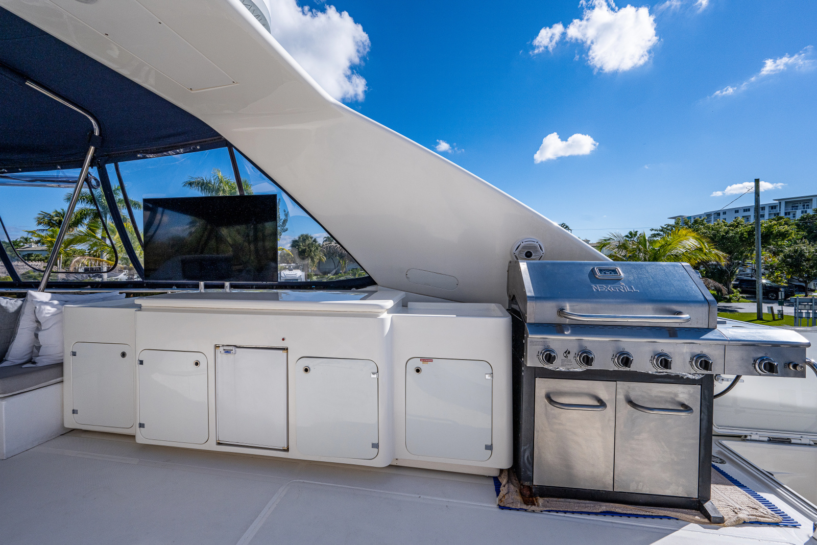 83' 2006 Ferretti Yachts 830