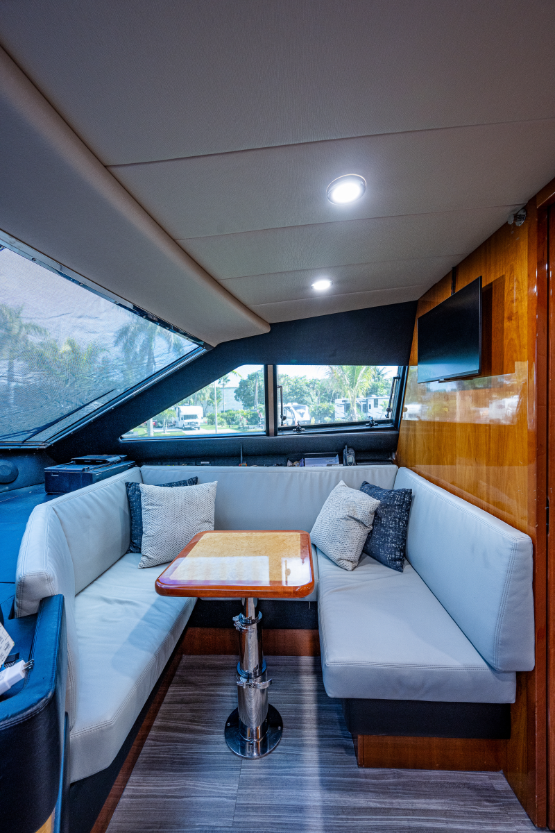 2006 Ferretti Yachts 830