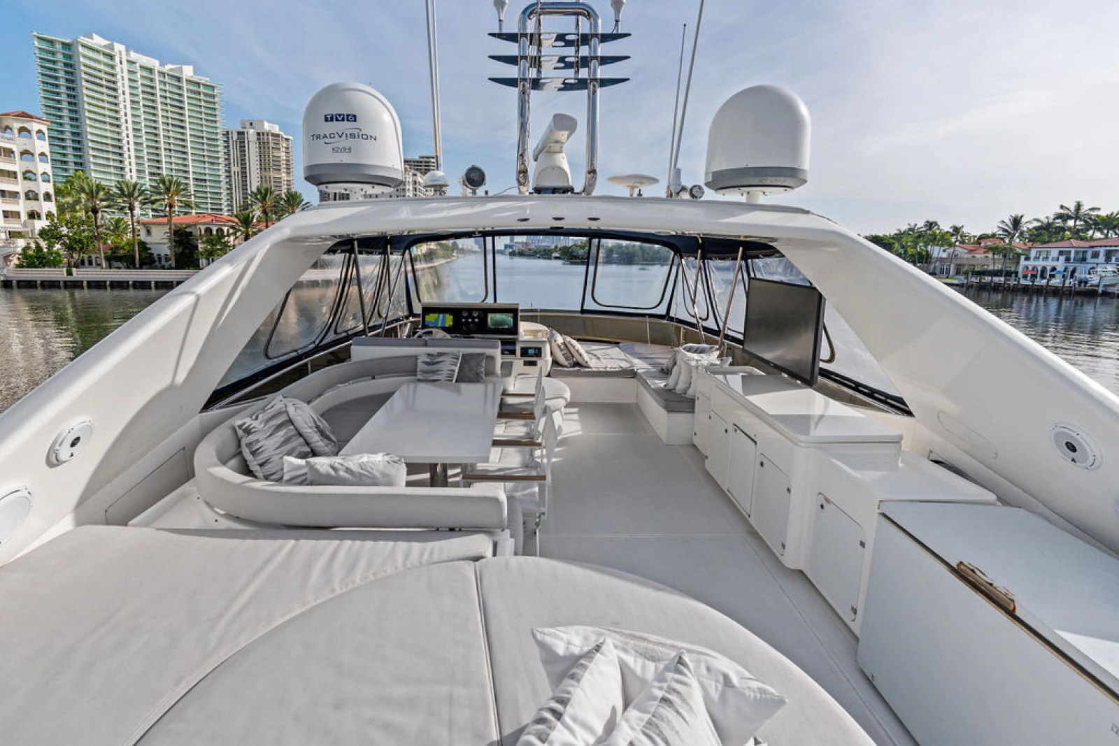 83' 2006 Ferretti Yachts 830