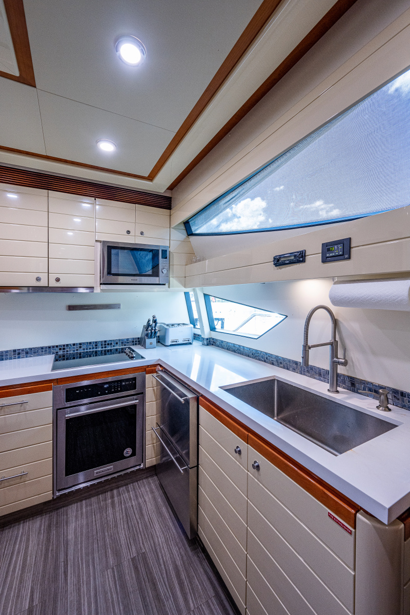 83' 2006 Ferretti Yachts 830