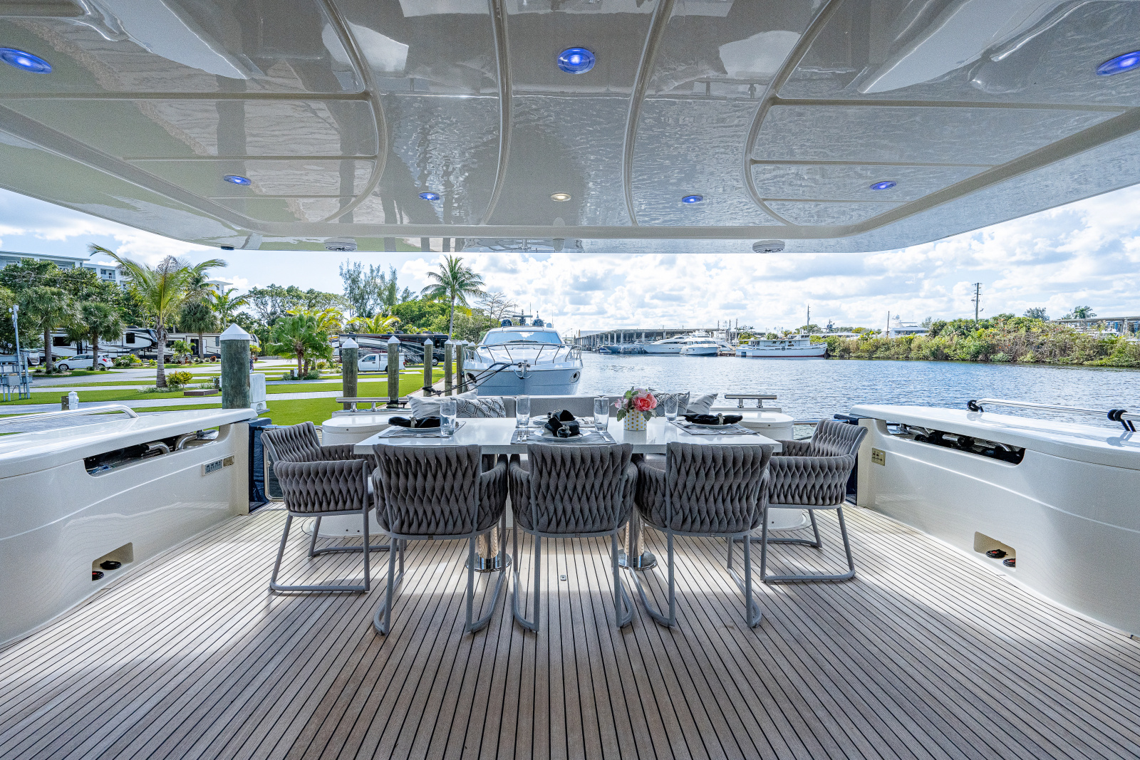 83' 2006 Ferretti Yachts 830