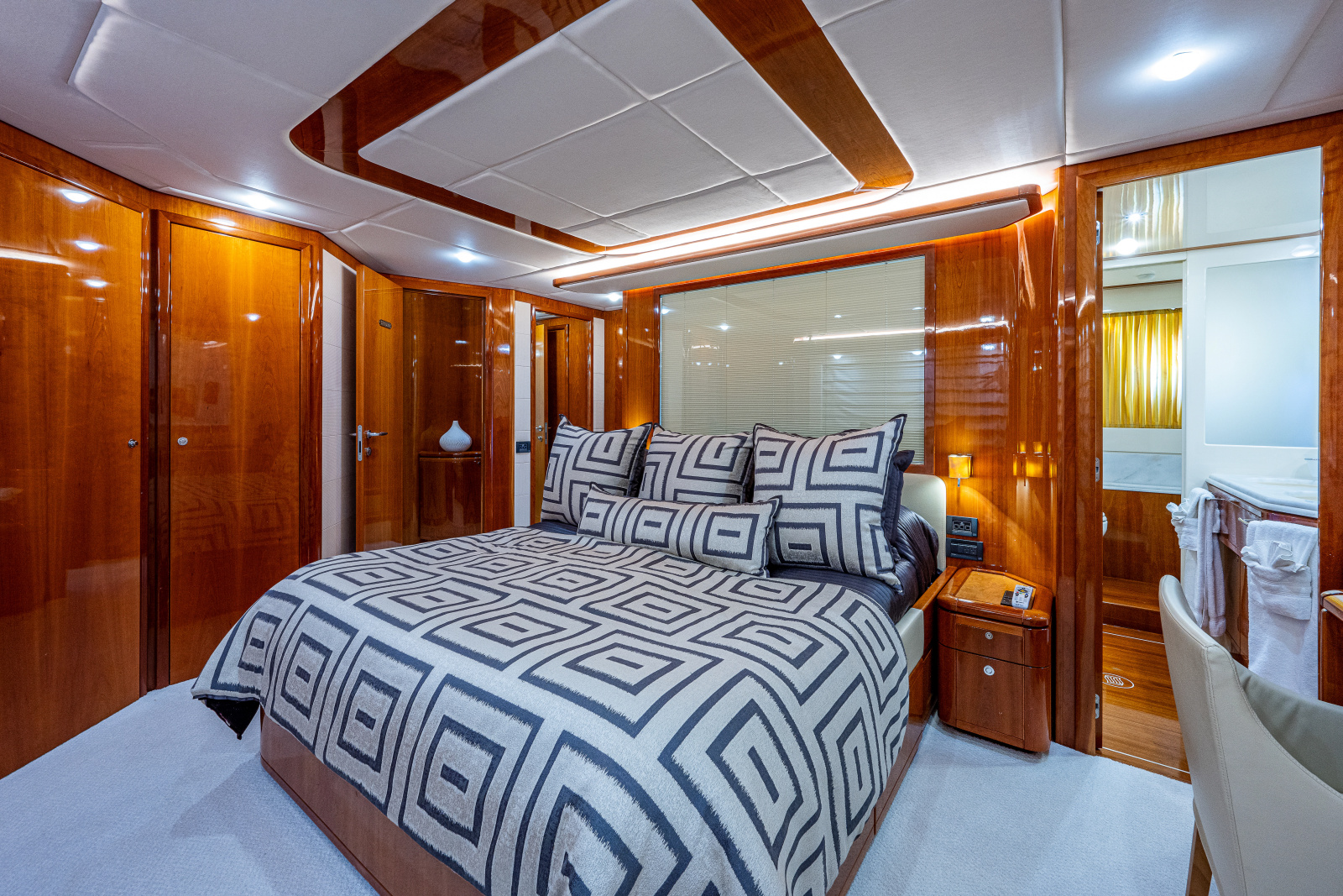 83' 2006 Ferretti Yachts 830