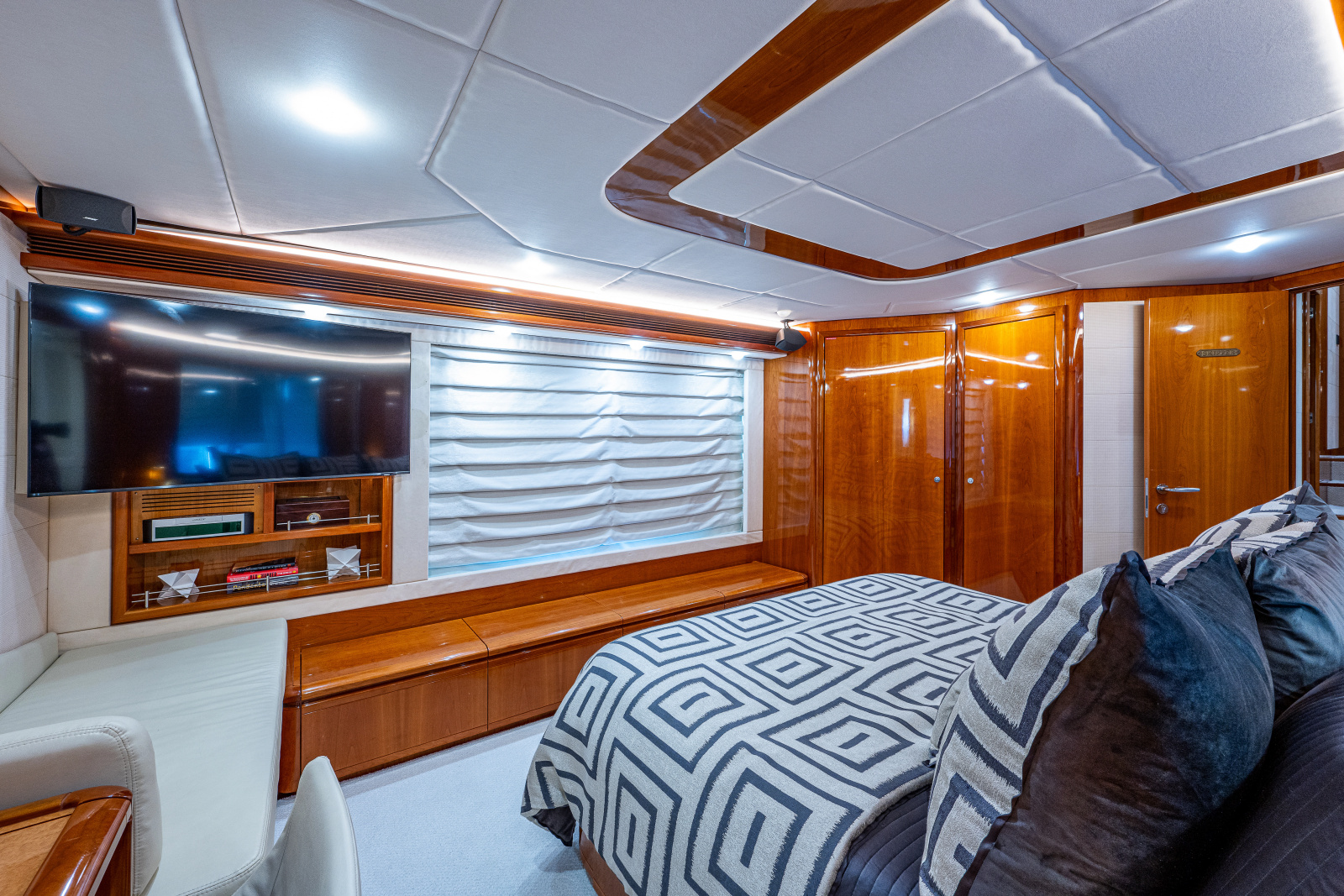 83' 2006 Ferretti Yachts 830