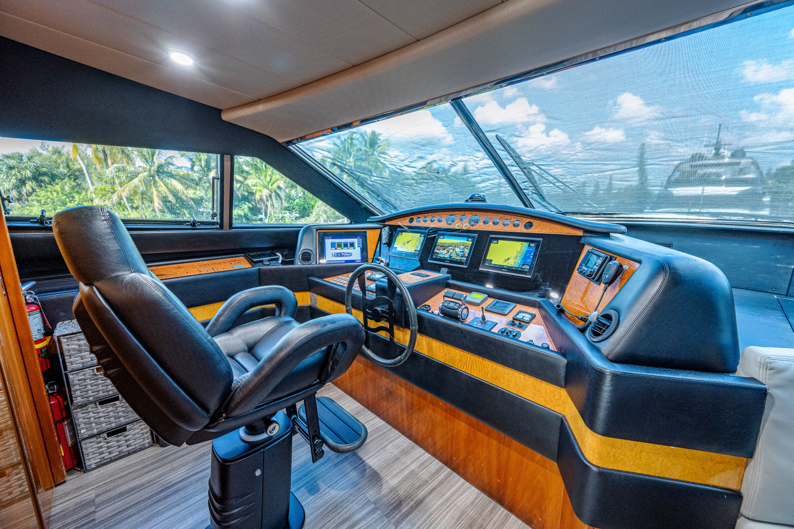 83' 2006 Ferretti Yachts 830