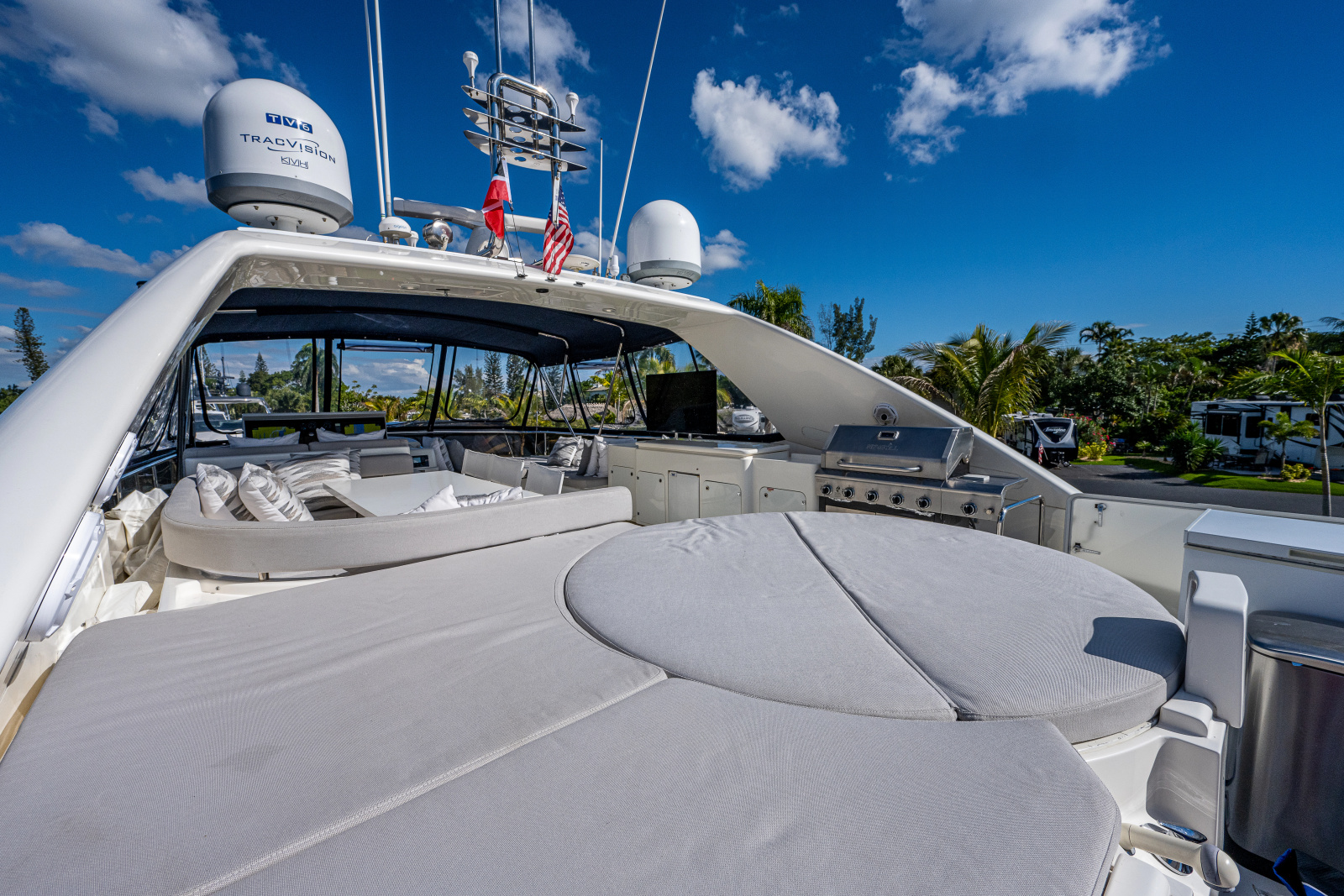 83' 2006 Ferretti Yachts 830