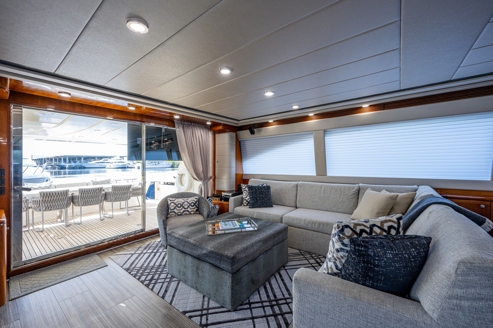 83' 2006 Ferretti Yachts 830