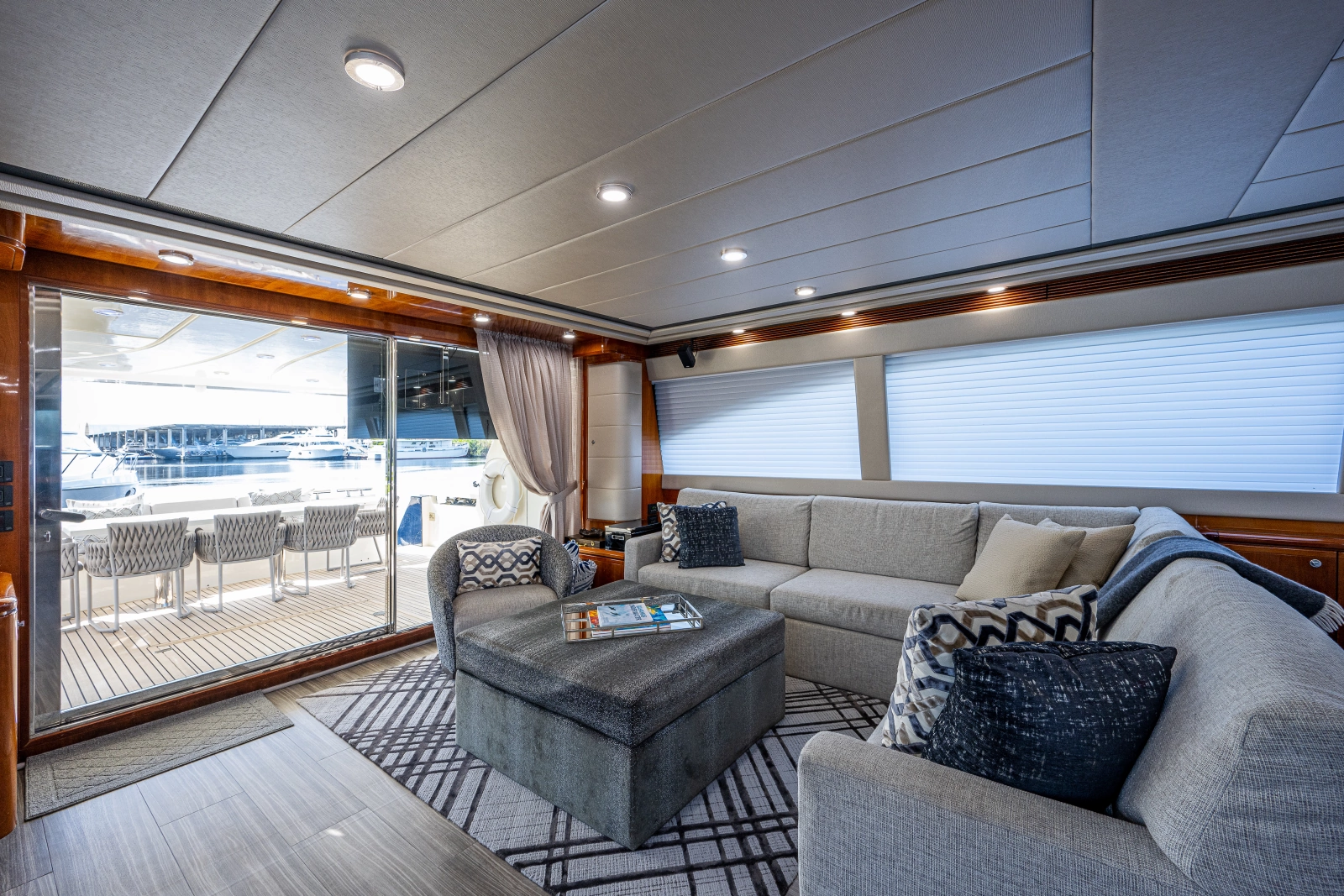 2006 Ferretti Yachts 830