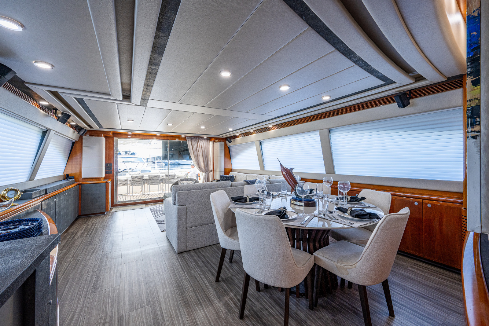 83' 2006 Ferretti Yachts 830