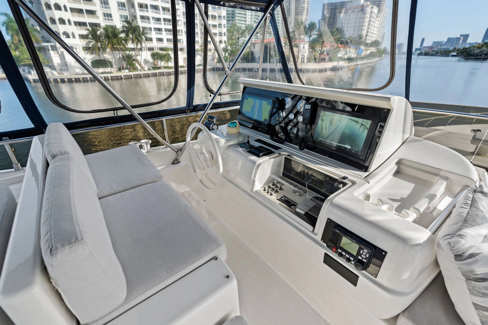83' 2006 Ferretti Yachts 830