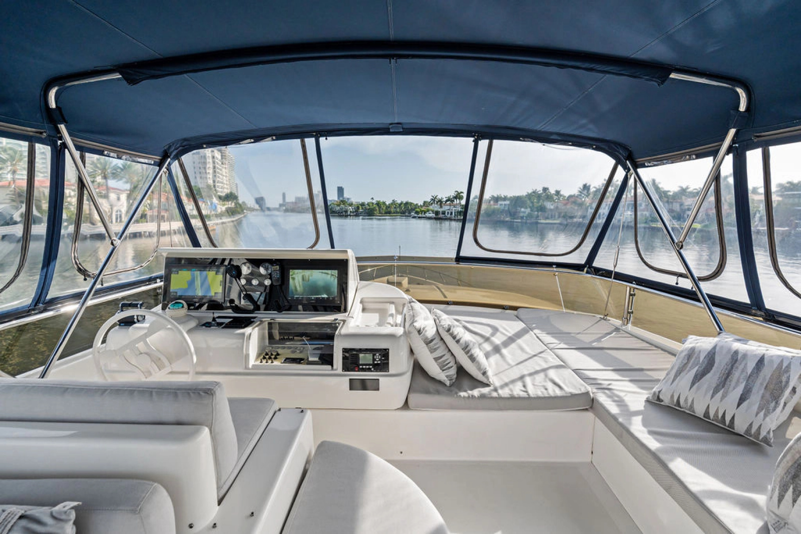 83' 2006 Ferretti Yachts 830