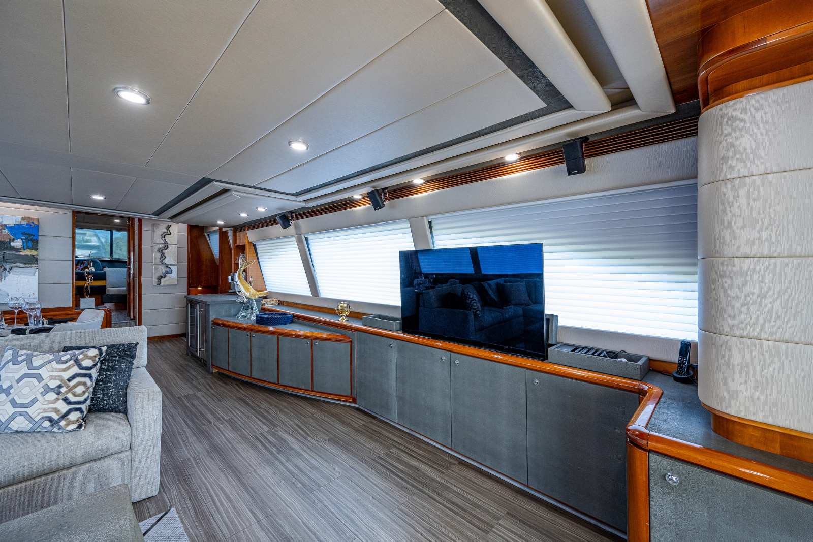 83' 2006 Ferretti Yachts 830