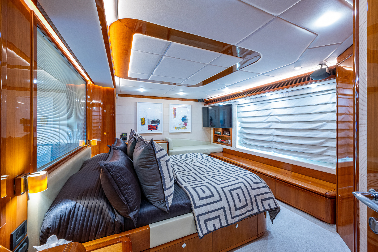 83' 2006 Ferretti Yachts 830