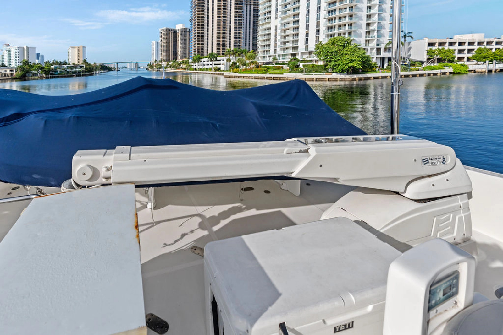 83' 2006 Ferretti Yachts 830