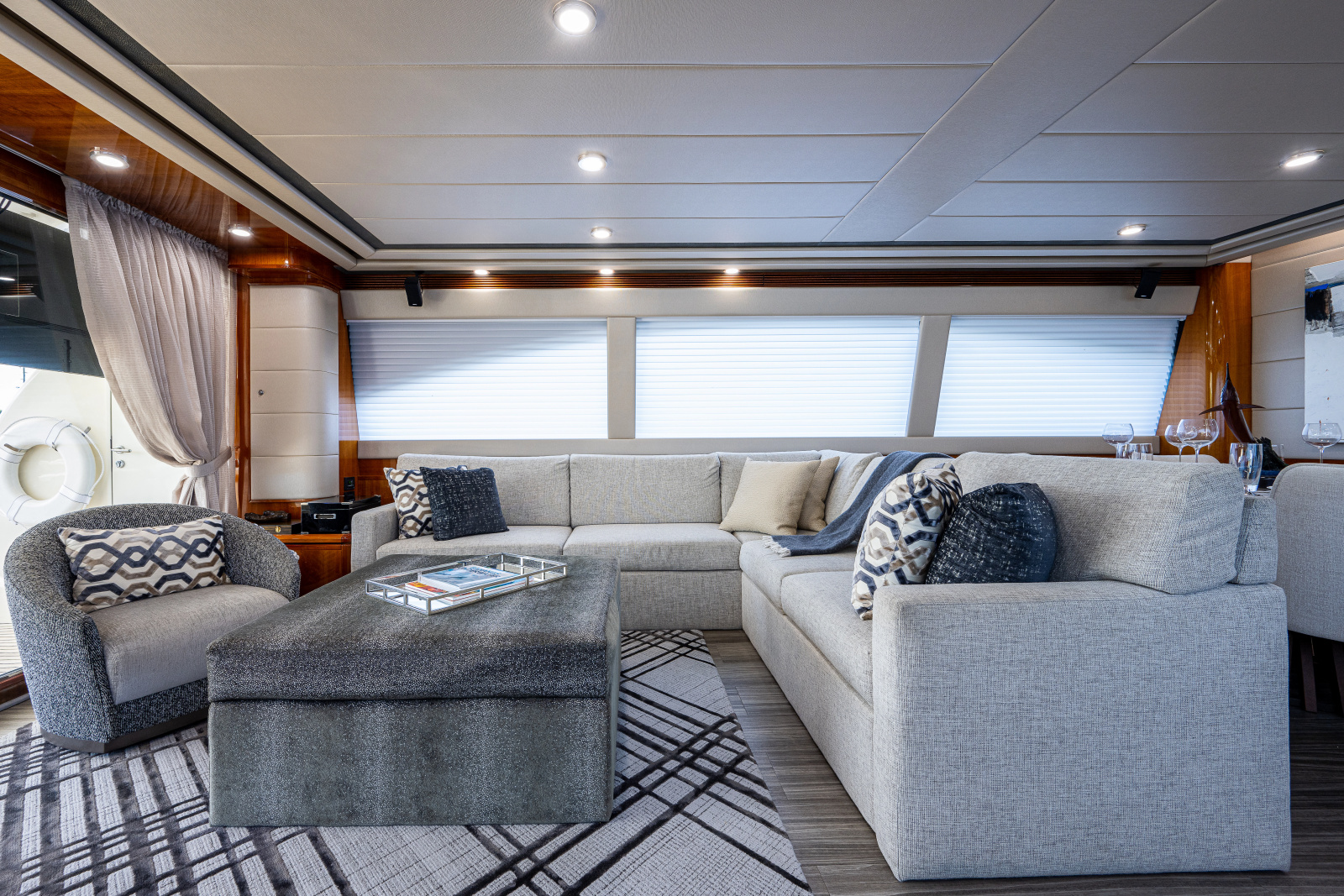 83' 2006 Ferretti Yachts 830