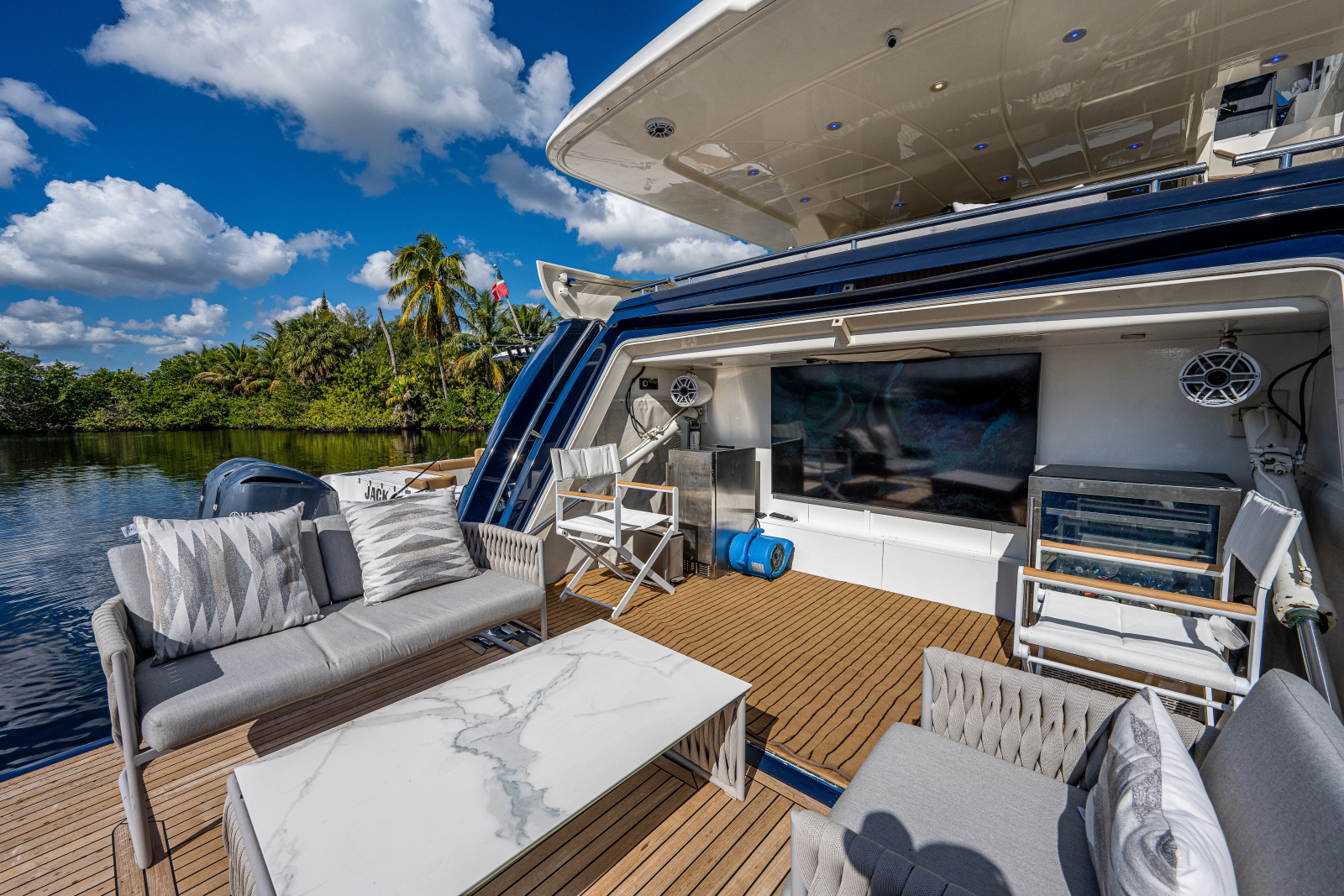 83' 2006 Ferretti Yachts 830