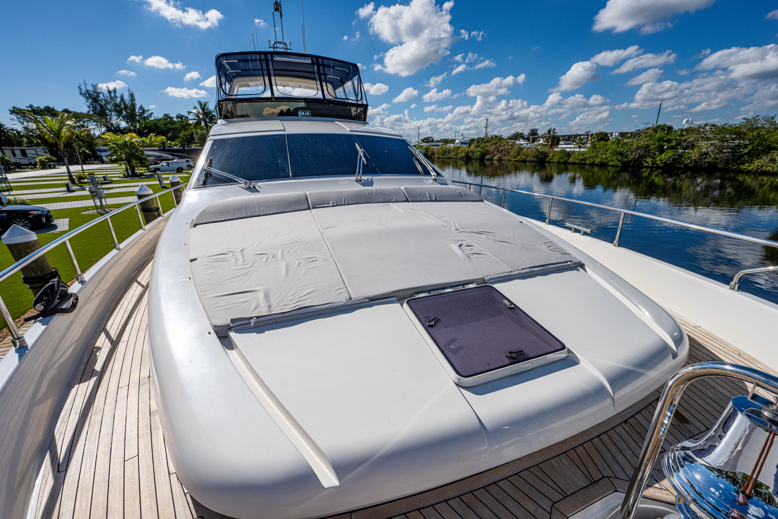 83' 2006 Ferretti Yachts 830