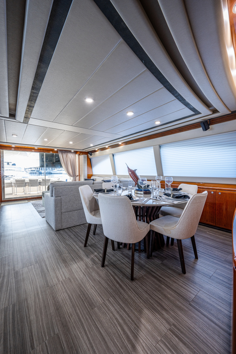 83' 2006 Ferretti Yachts 830