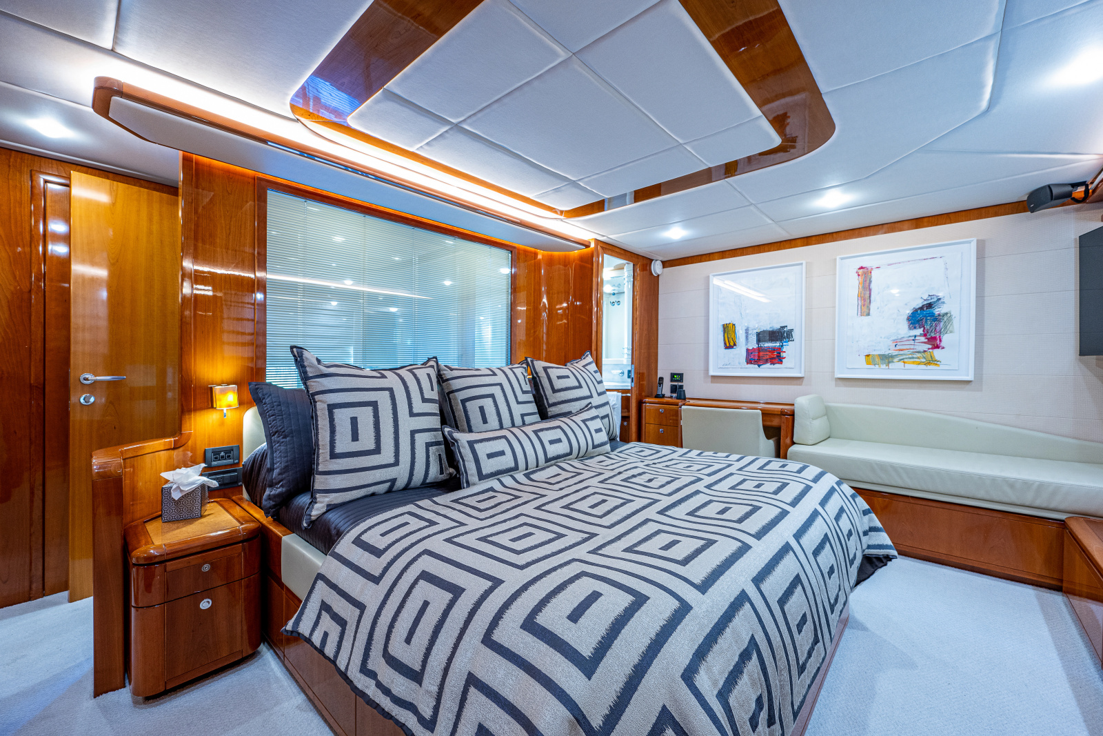 83' 2006 Ferretti Yachts 830
