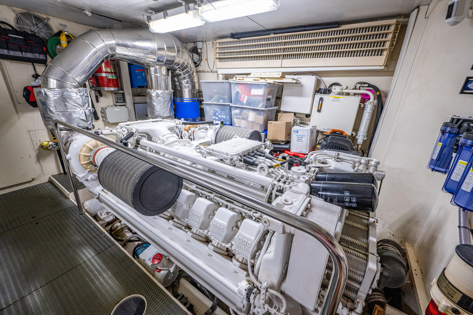 83' 2006 Ferretti Yachts 830