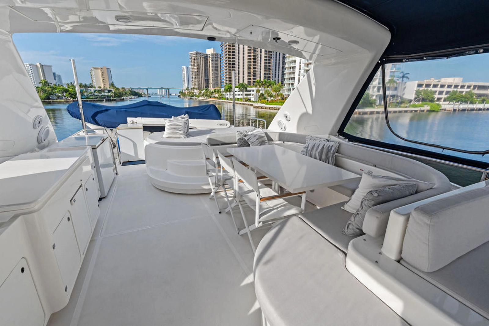 83' 2006 Ferretti Yachts 830