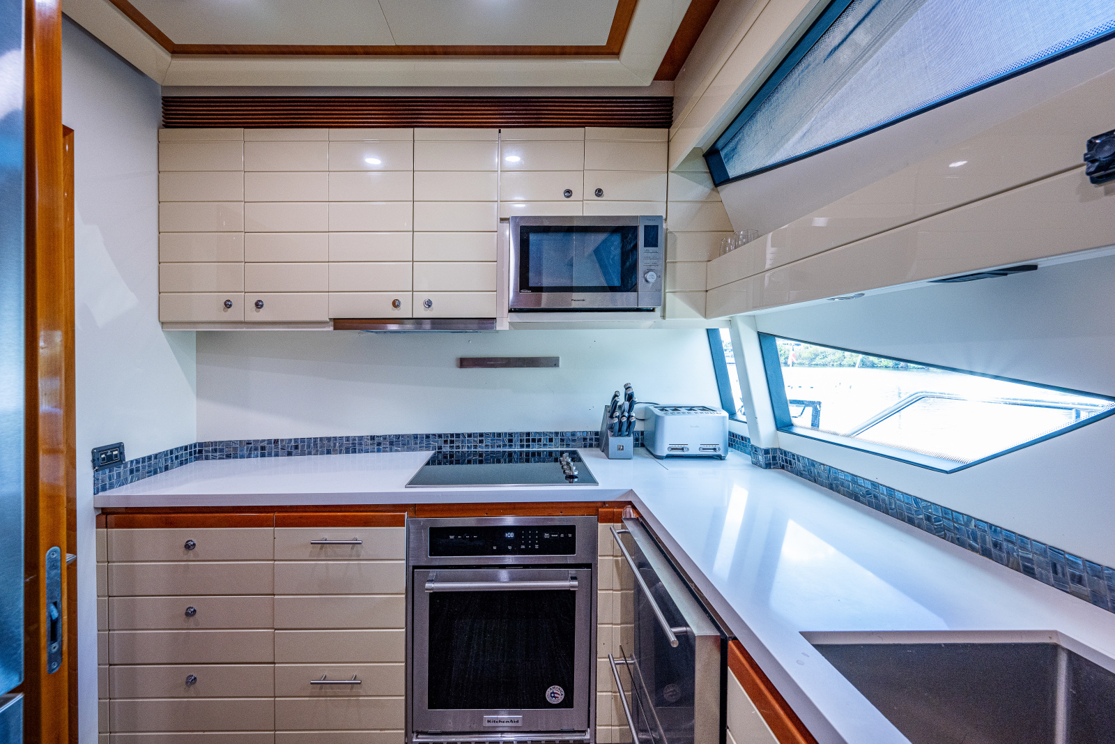 83' 2006 Ferretti Yachts 830