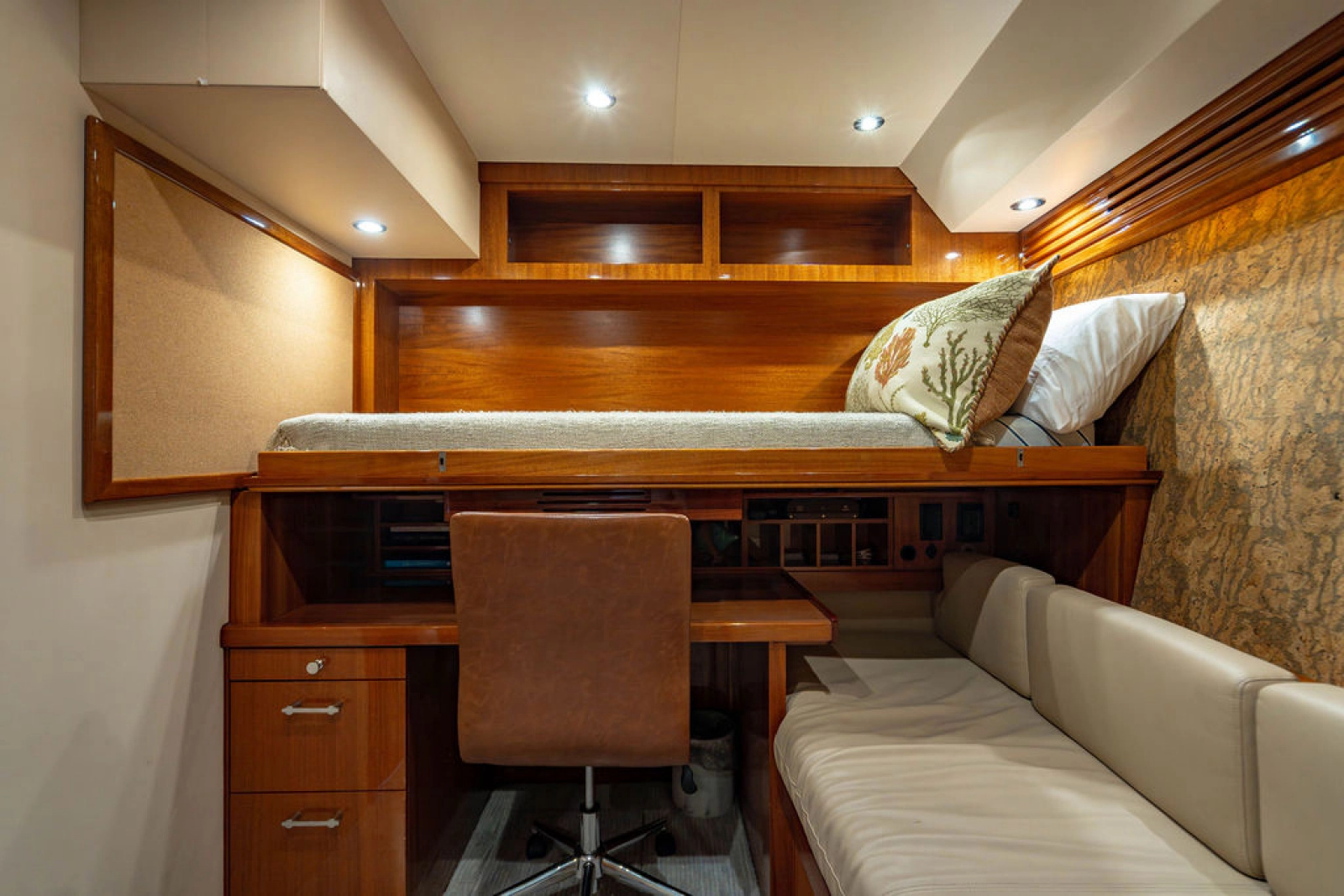 2006 Hatteras 64 Motor Yacht