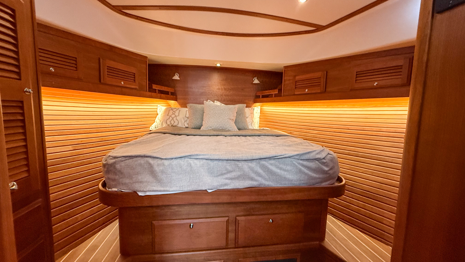2019 Sabre 42 Salon Express