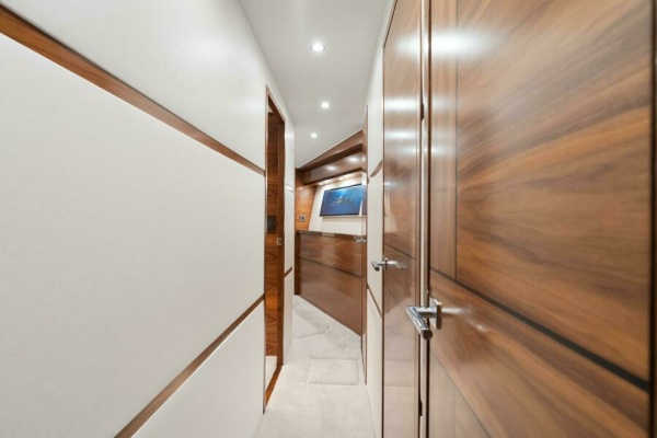 Viking 74 Convertible - Hallway