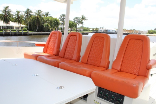 Axopar 37 - Helm Seating
