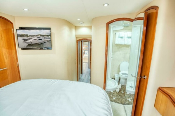 MAJESTIK 80ft Hatteras Yacht For Sale