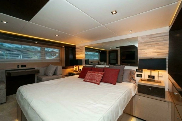 2019 Cruisers Yachts 60