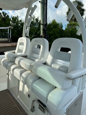 Boston Whaler 37 Outrageous - Helm Seating