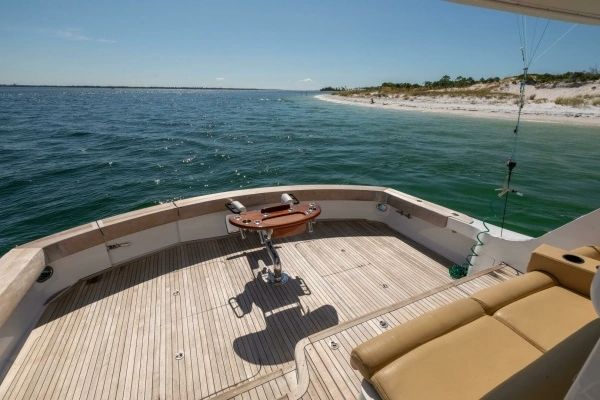 2005 Hatteras 68