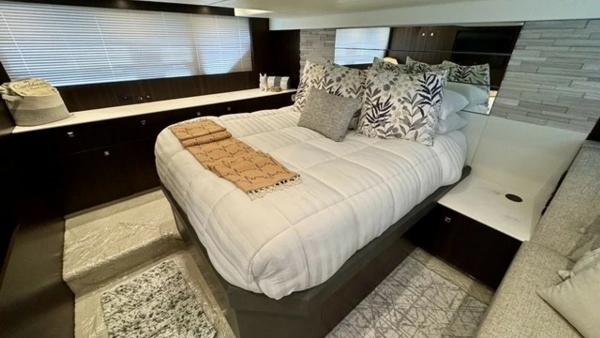 2023 Cruisers Yachts 50