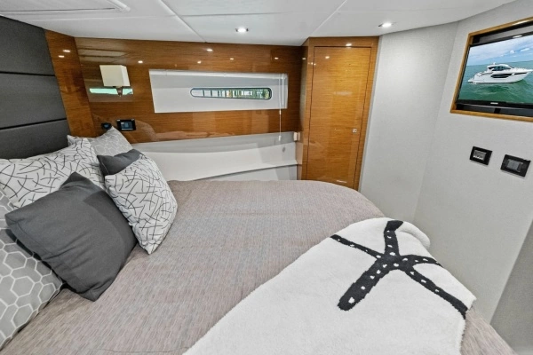 2019 Cruisers Yachts 42