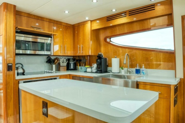 MAJESTIK 80ft Hatteras Yacht For Sale