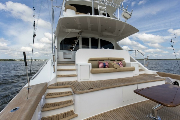 2016 92 Viking Enclosed Bridge Touche Stern Deck (2)