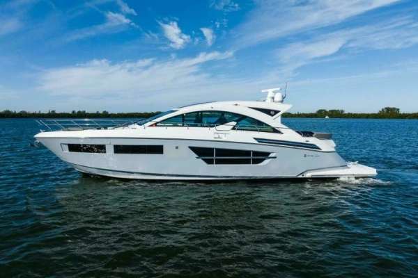 2019 Cruisers Yachts 60