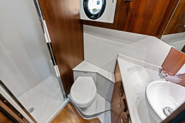 Cruisers 42 SARGAM - Stateroom Head